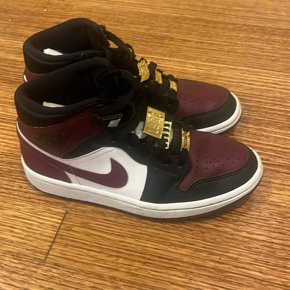 Size 7 w Air Jordan 1 Mid "Dark Beetroot" - Picture 1 of 6